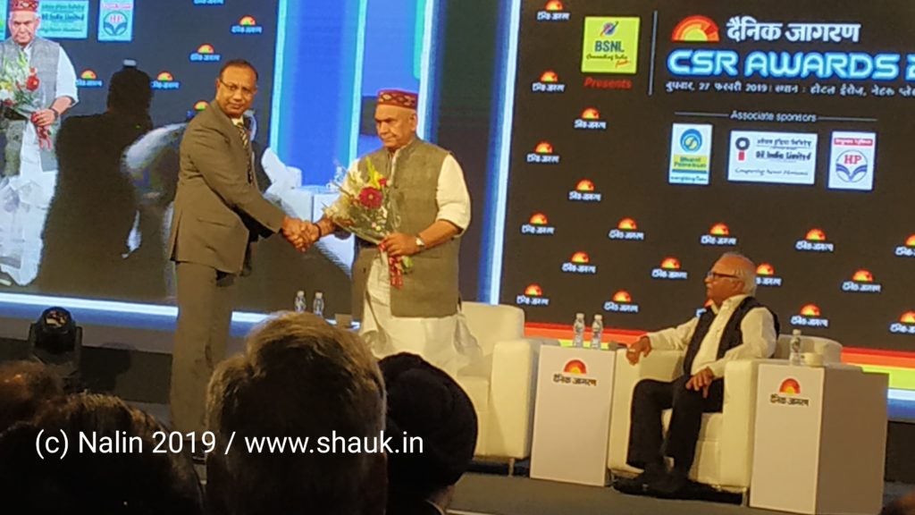 Guest of Honour MoS Shri Manoj Sinha welcomed by Shri Sandeep Gupta - as Shri Prashant Mishra Political Editor Dainik Jagran Looks on. 